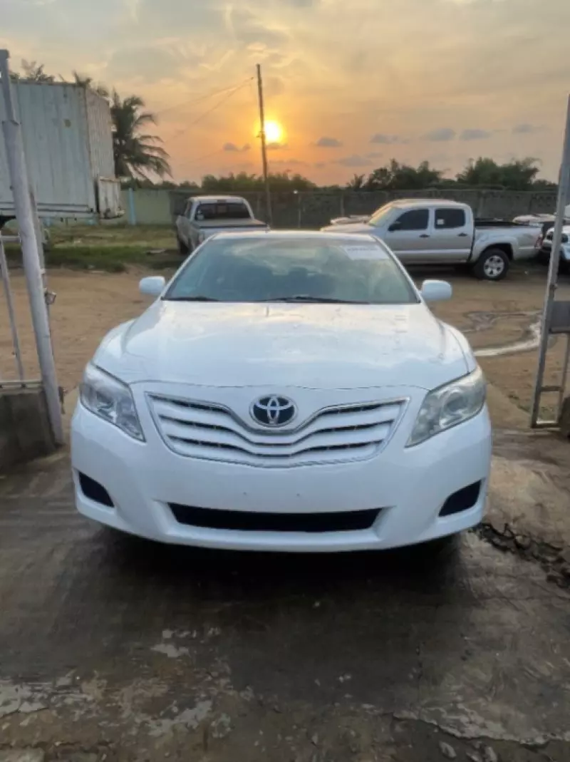 Toyota Camry   - 2011