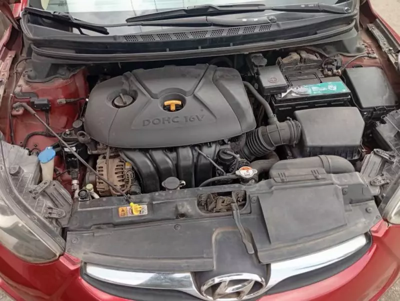 Hyundai Elantra   - 2012