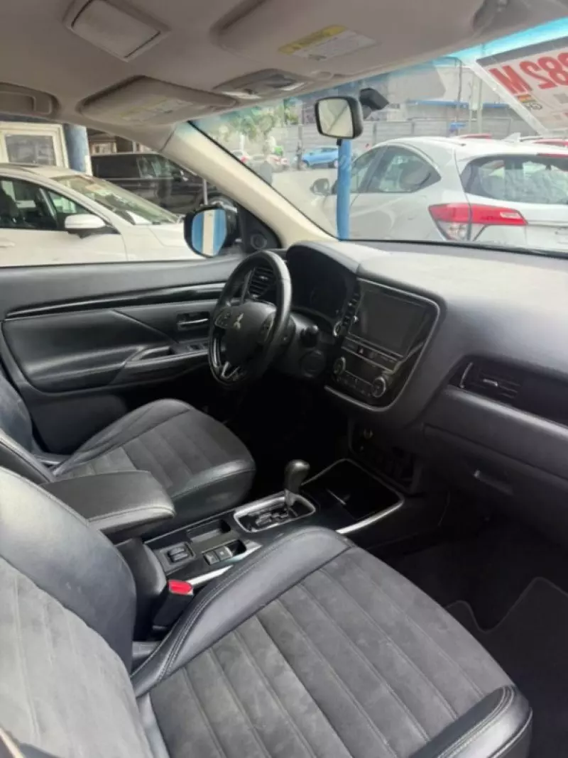 Mitsubishi Outlander   - 2019