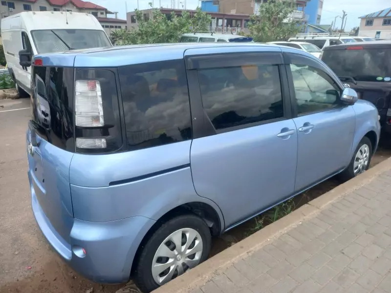 Toyota Sienta   - 2012