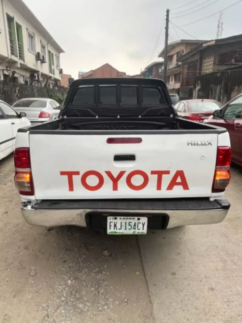 Toyota Hilux   - 2010