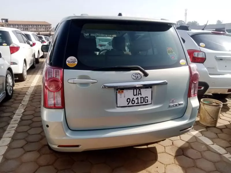 Toyota Raum    - 2010