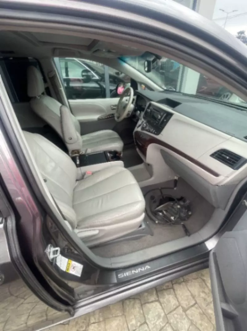 TOYOTA Sienna   - 2011