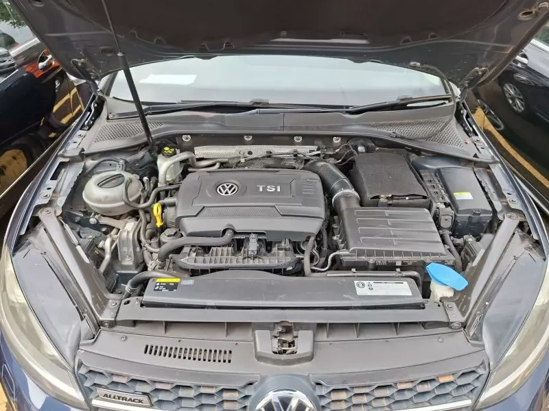 Volkswagen Golf   - 2016