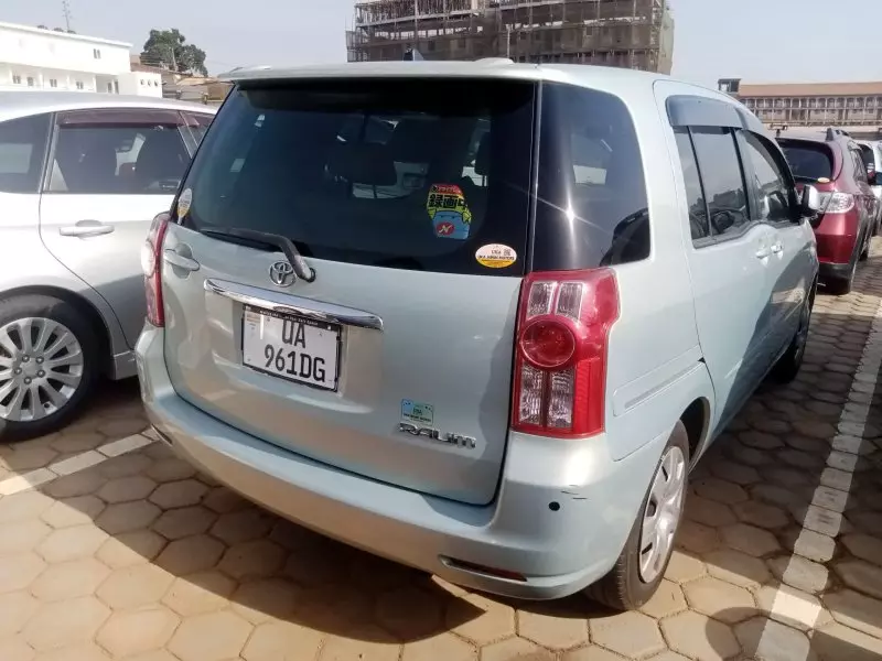 Toyota Raum    - 2010
