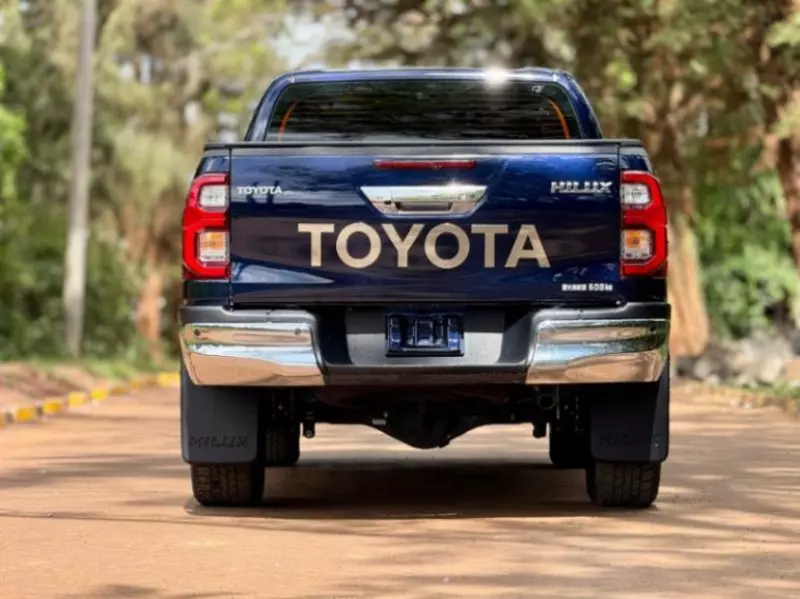 Toyota Hilux   - 2021