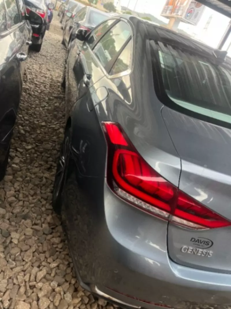 Hyundai Genesis   - 2015