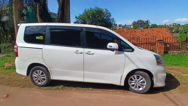 Toyota Noah - 2010