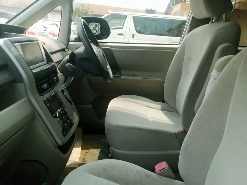 Toyota Noah   - 2012