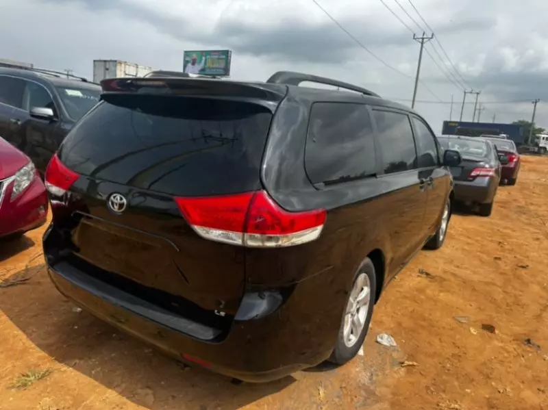 TOYOTA Sienna   - 2011