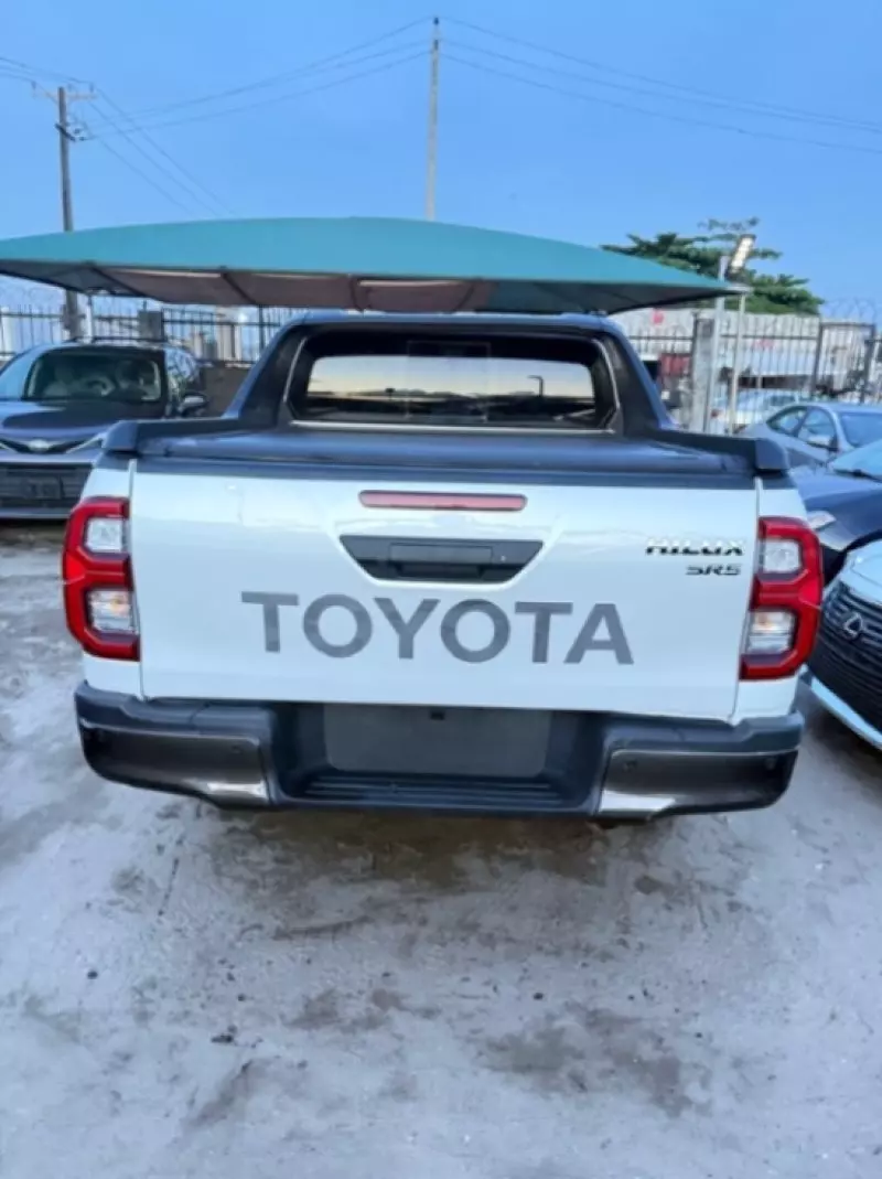 Toyota Hilux   - 2016