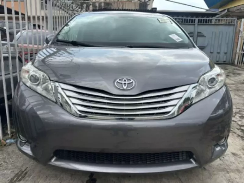 Toyota Sienna   - 2011