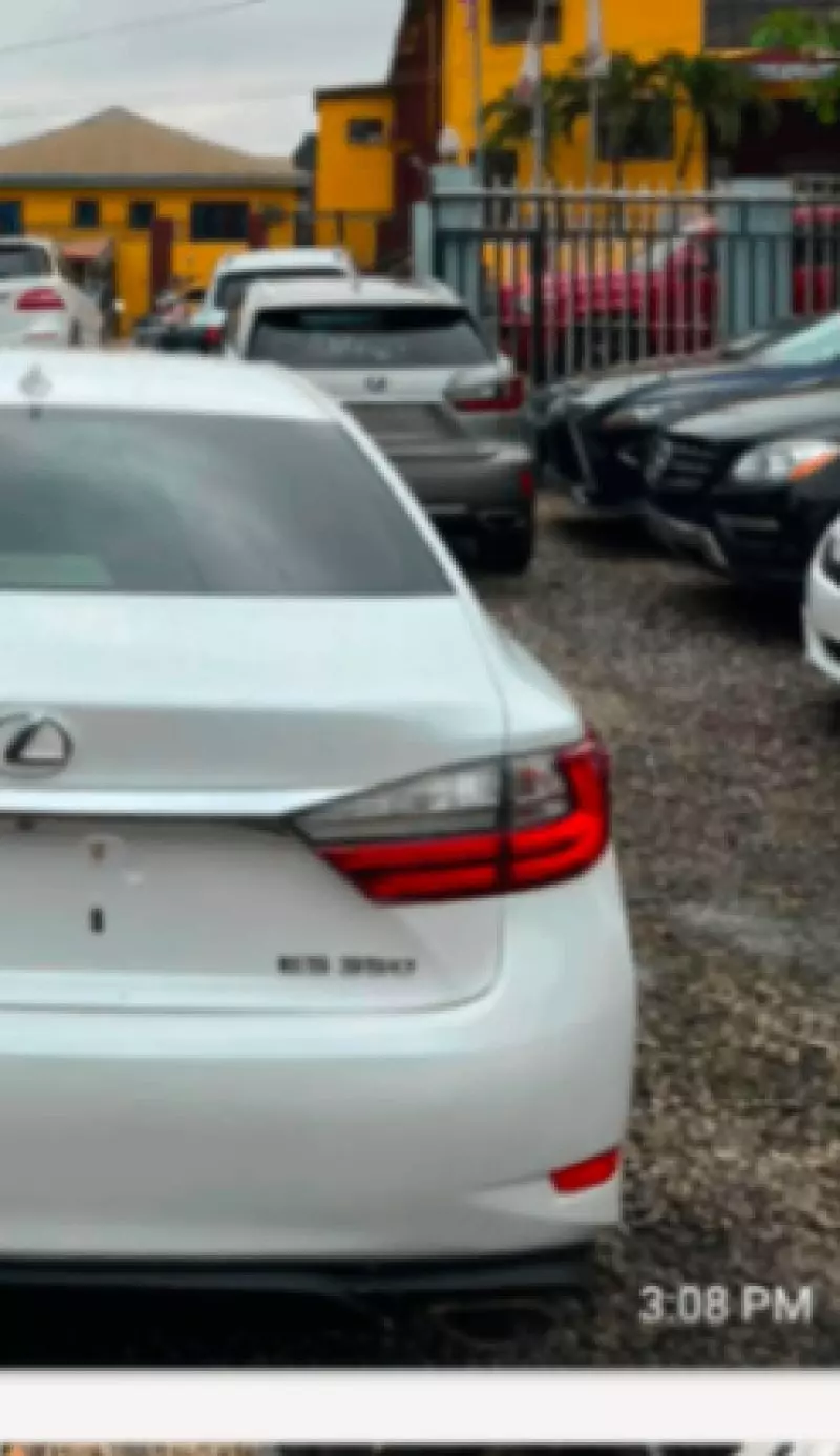 Lexus ES   - 2016