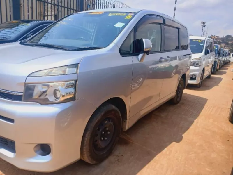 Toyota Voxy    - 2012