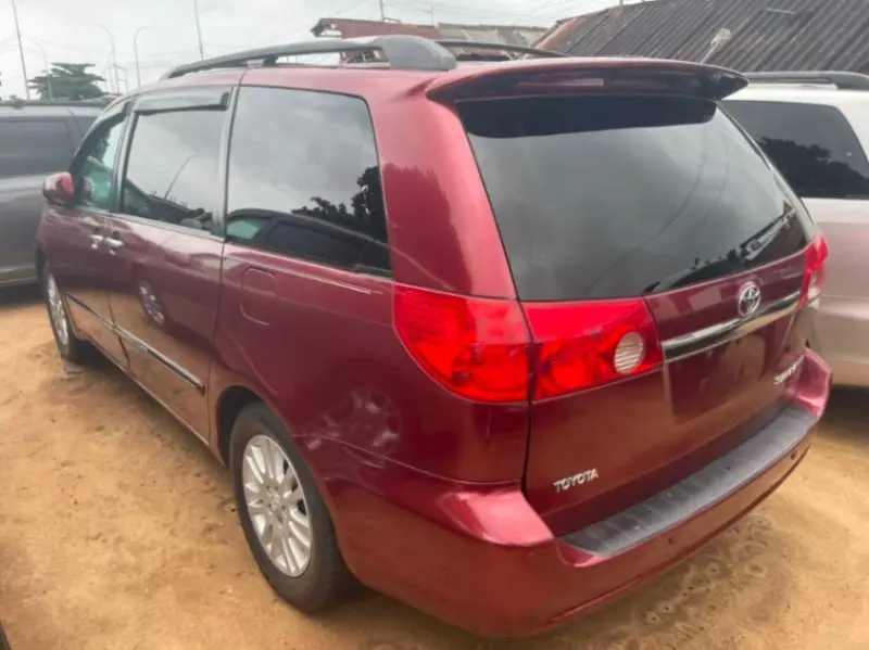 TOYOTA Sienna   - 2010