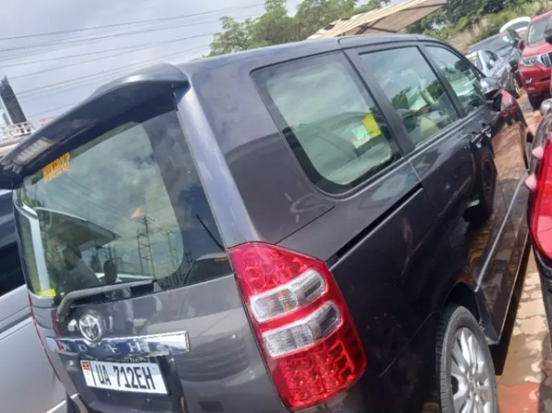 Toyota Noah   - 2012