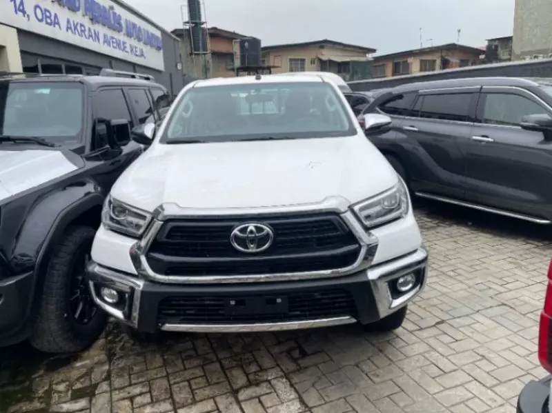 Toyota Hilux   - 2025
