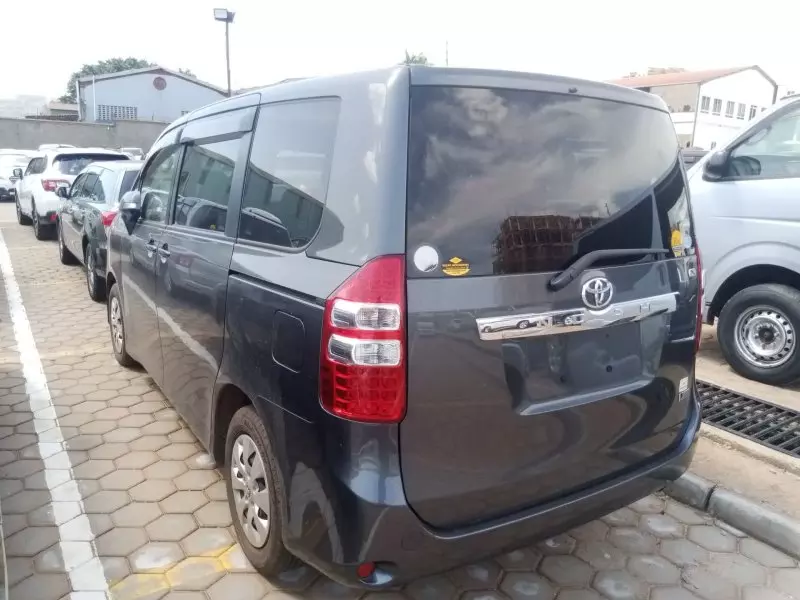 Toyota Noah   - 2012