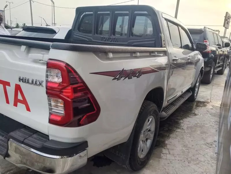 Toyota Hilux   - 2021