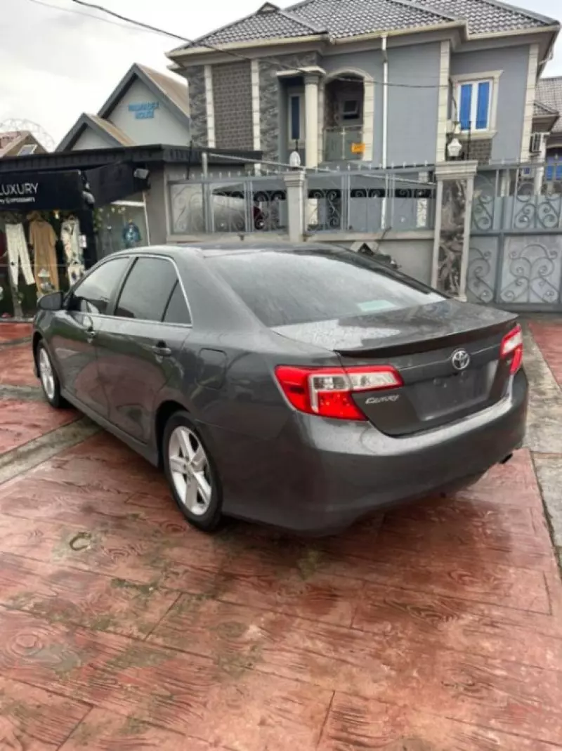 Toyota Camry   - 2012