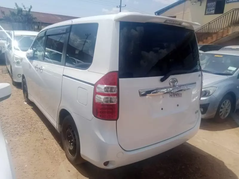 Toyota Noah   - 2012