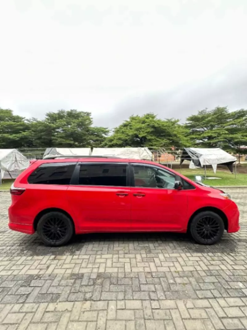 Toyota Sienna   - 2015