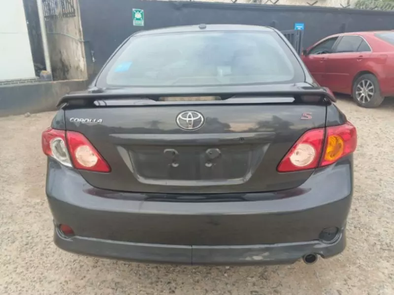 TOYOTA Corolla - 2010