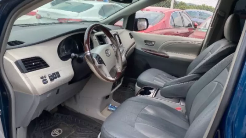 TOYOTA Sienna   - 2011