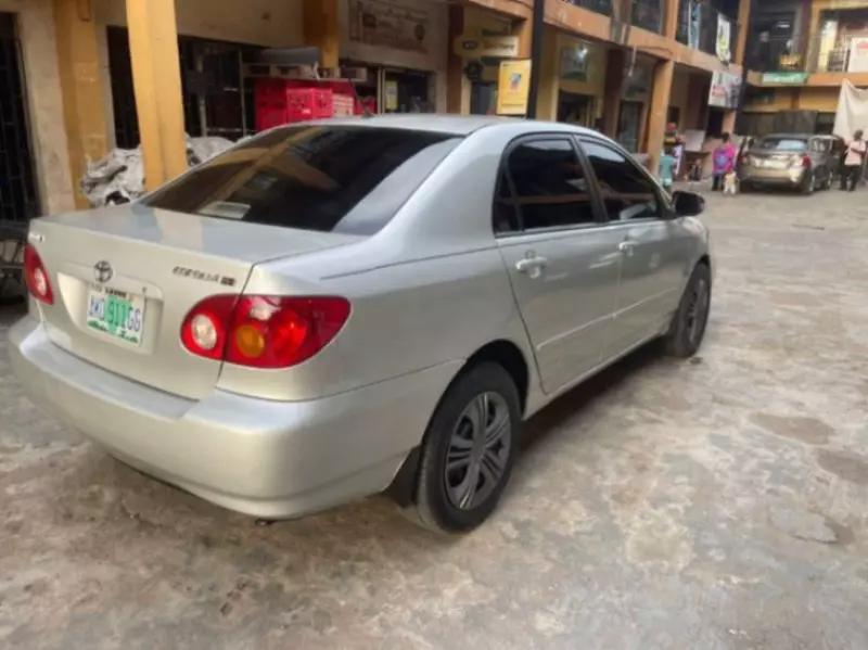 Toyota Corolla   - 2004