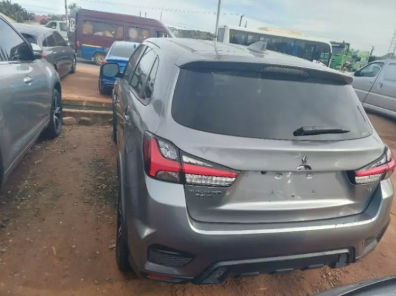Mitsubishi Outlander Sport   - 2021