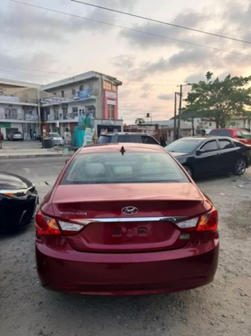 Hyundai Sonata   - 2011