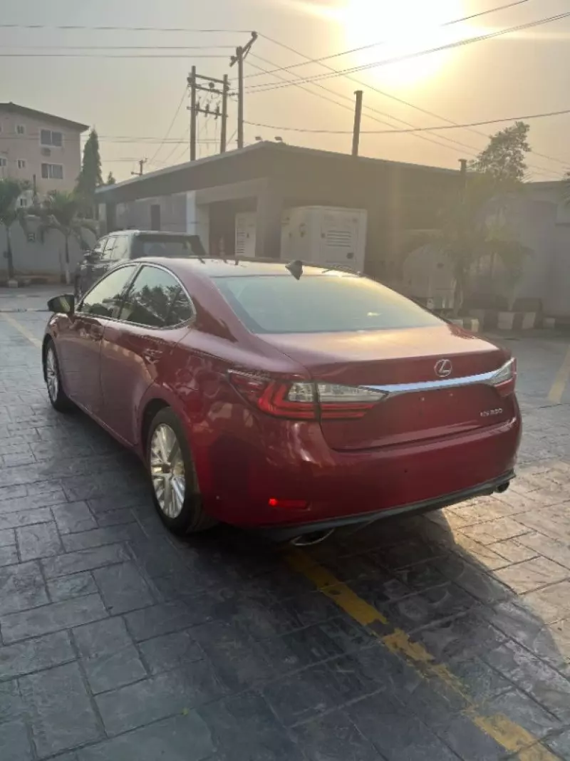 Lexus ES   - 2016