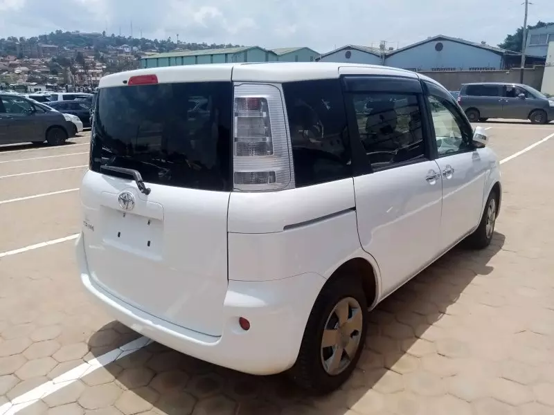 Toyota Sienta   - 2012