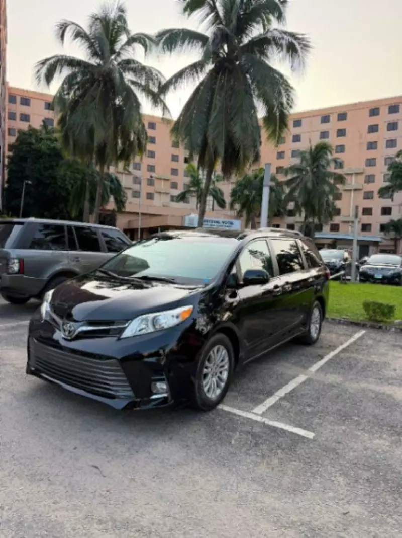 TOYOTA Sienna   - 2015