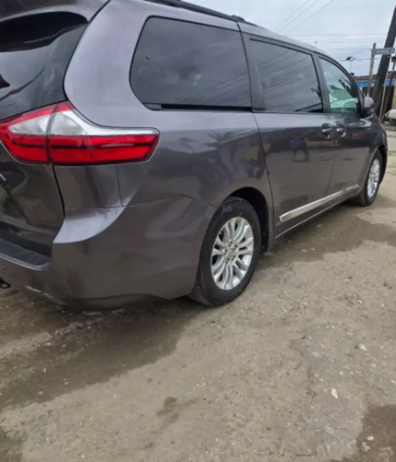 TOYOTA Sienna   - 2015