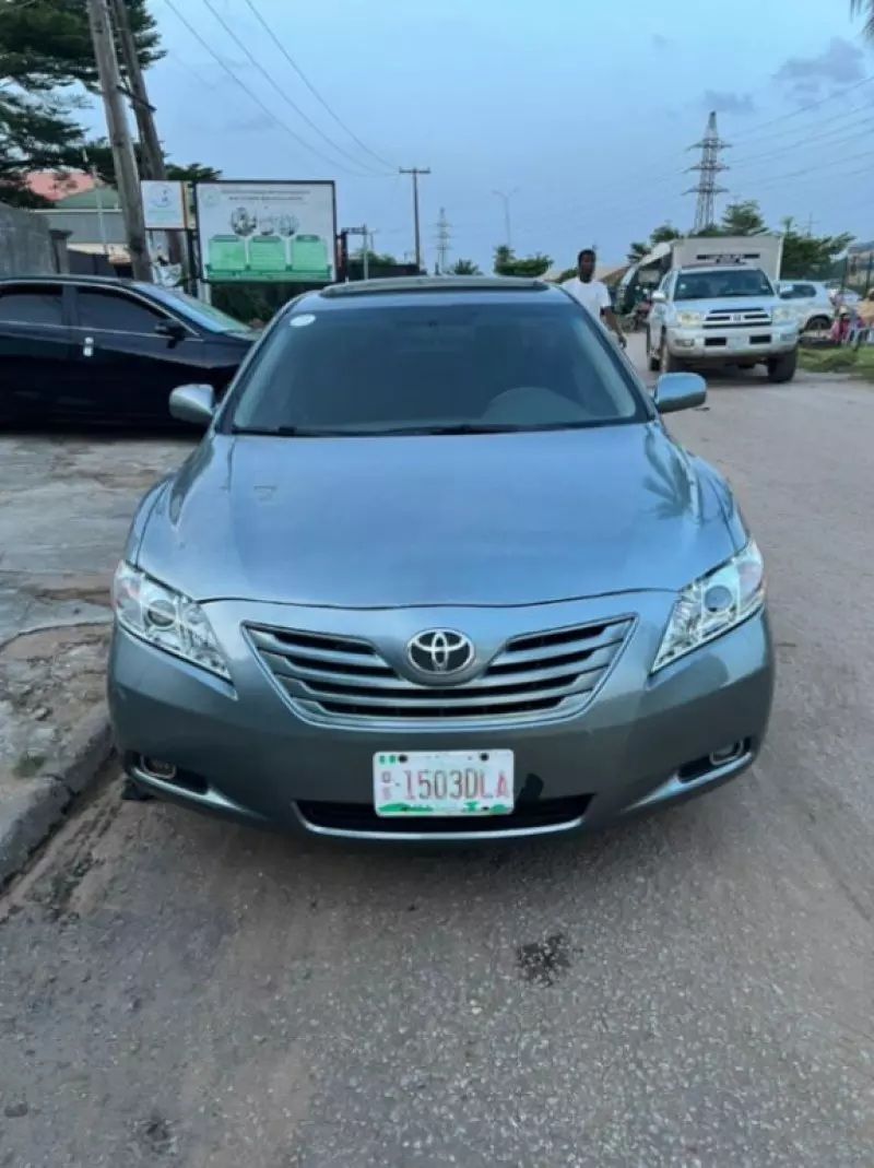 Toyota Camry   - 2009