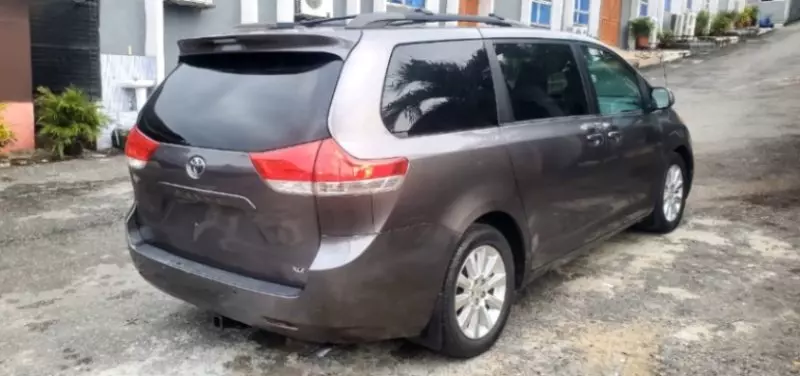 TOYOTA Sienna   - 2011