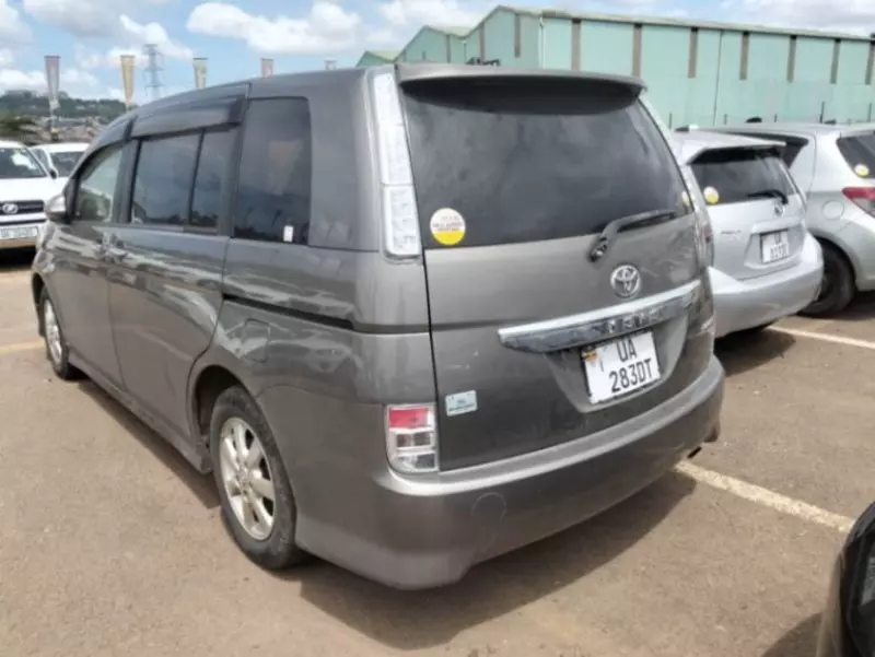 Toyota Isis    - 2013