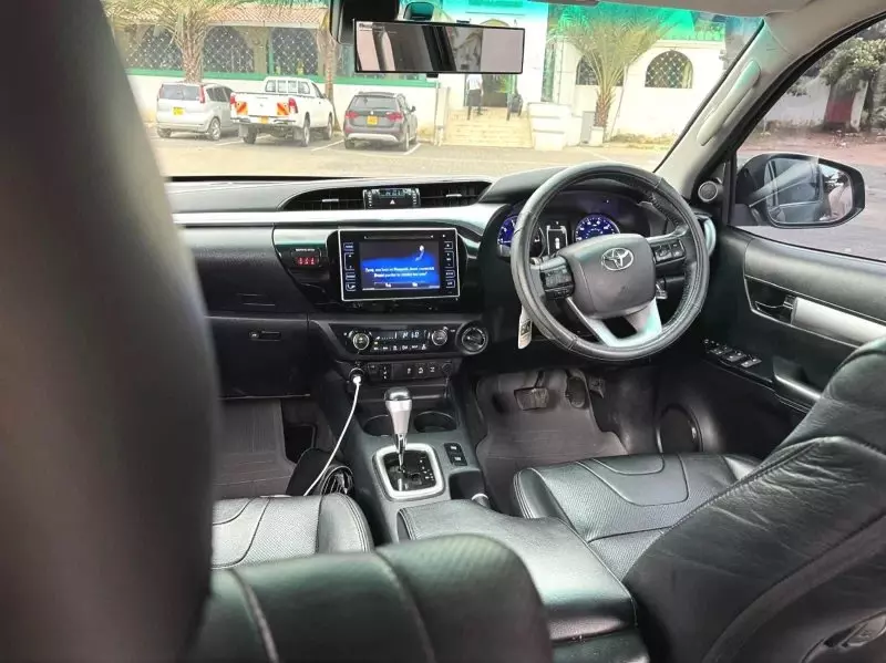 TOYOTA Hilux Revo    - 2016