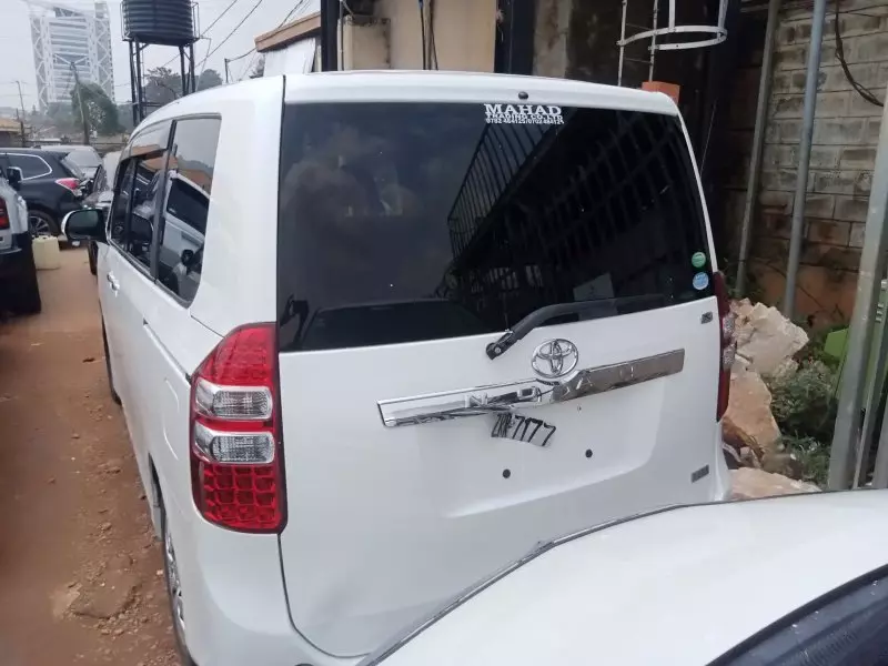 Toyota Noah   - 2012