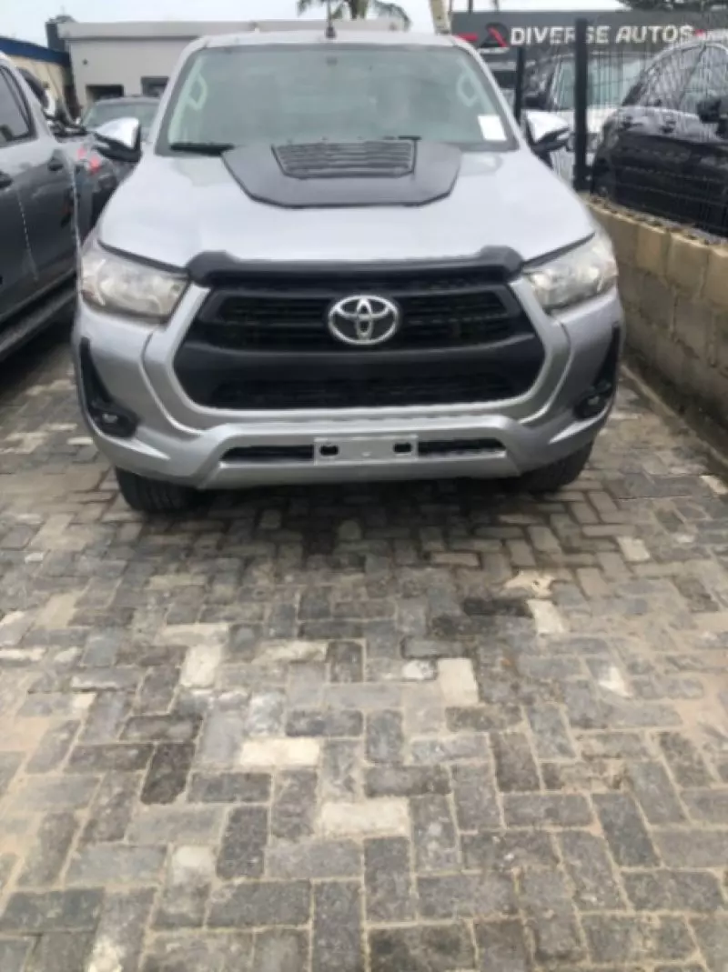 Toyota Hilux    - 2021