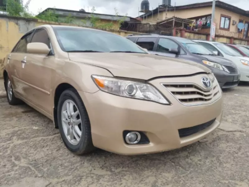 Toyota Camry   - 2010
