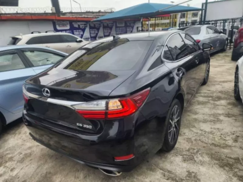 Lexus ES   - 2017