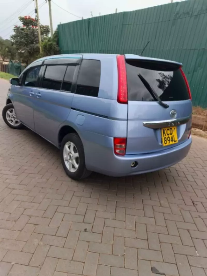 TOYOTA Isis    - 2007