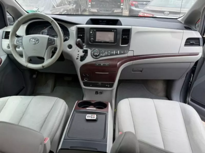 Toyota Sienna   - 2013