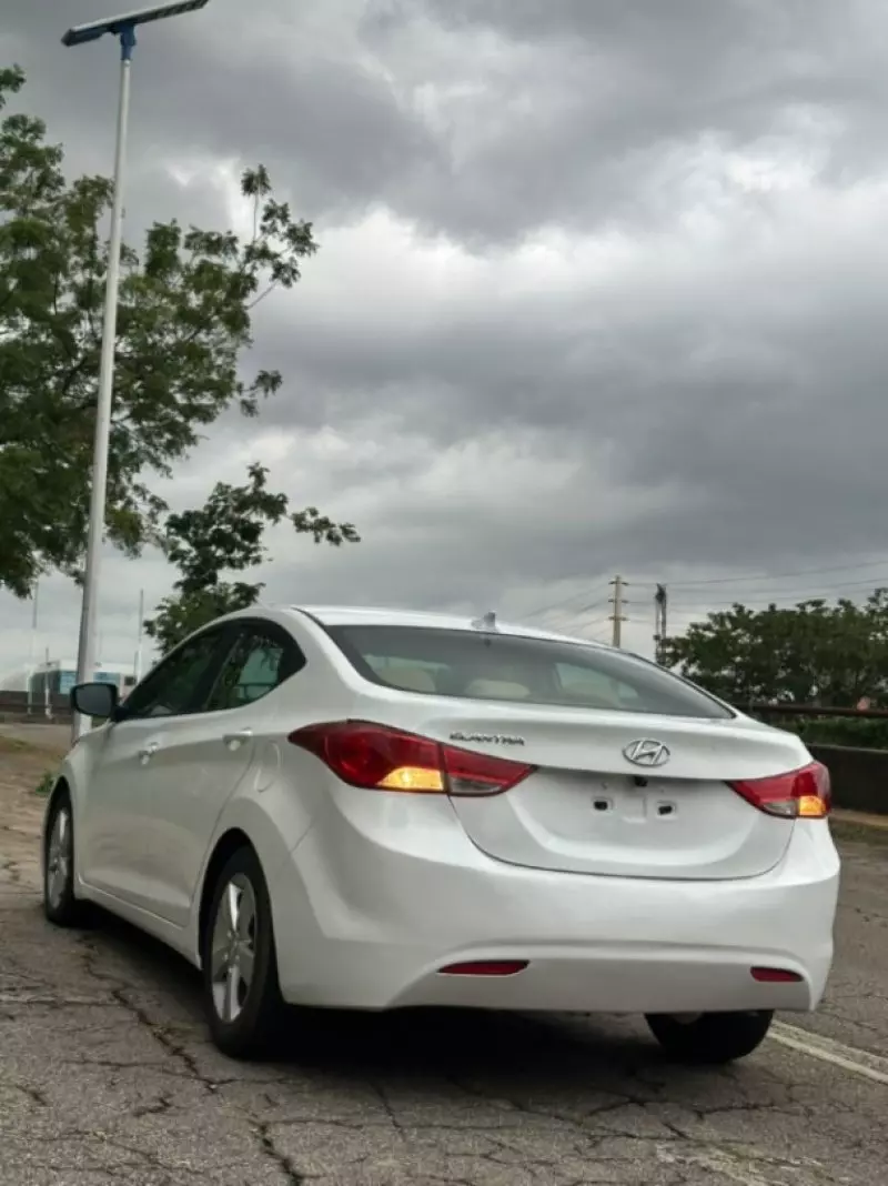 Hyundai Elantra   - 2013