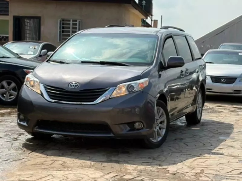 TOYOTA Sienna   - 2011
