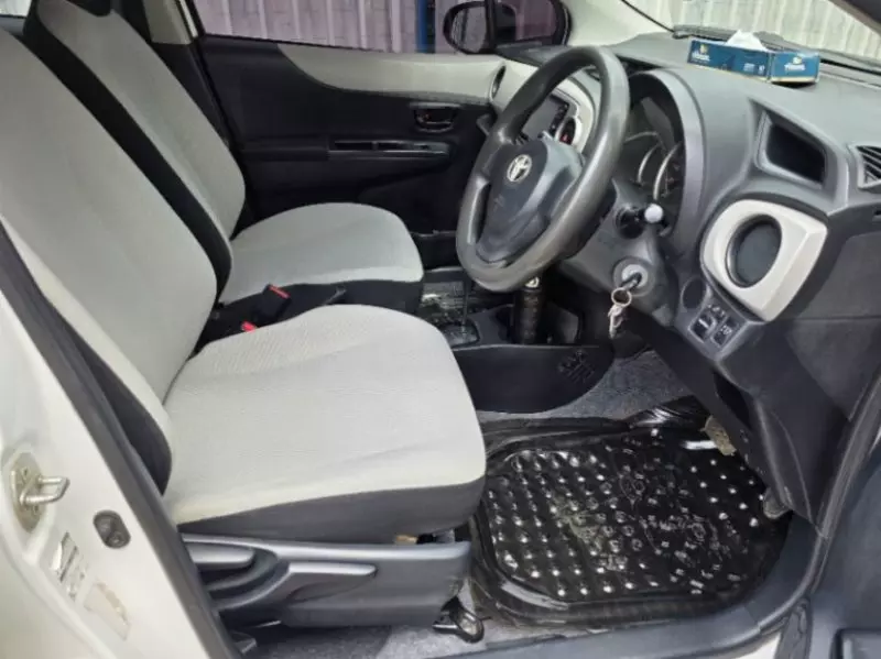 Toyota Vitz   - 2013