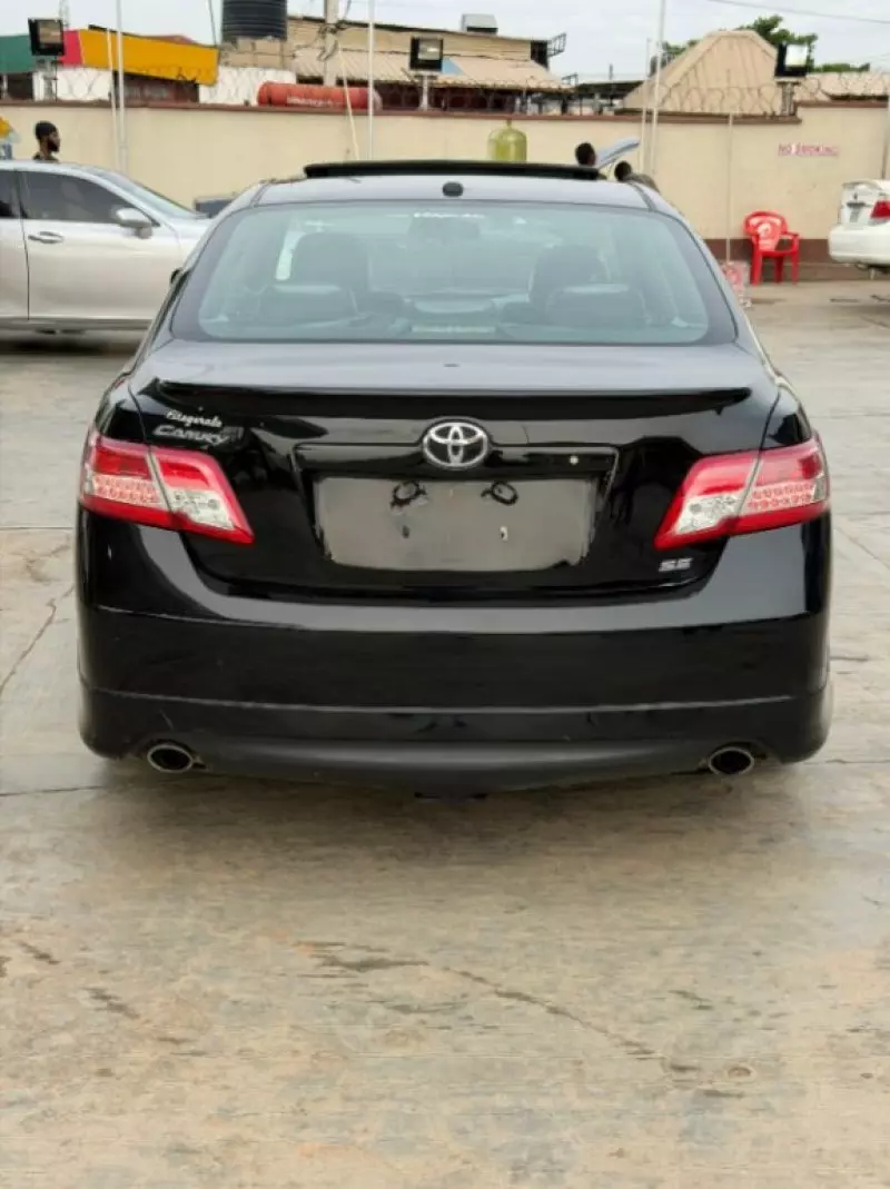 Toyota Camry   - 2011