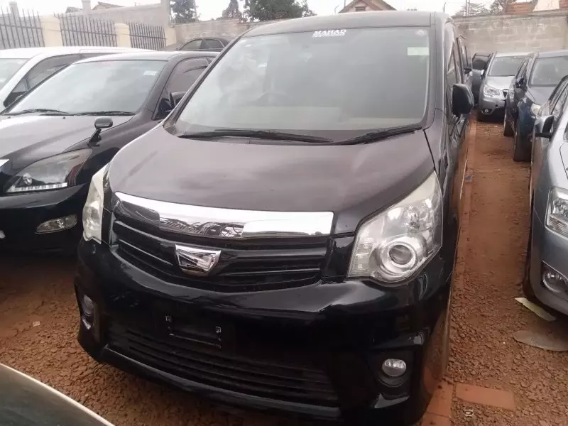 Toyota Noah   - 2012